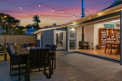 Photo of property in 127 Hargest Crescent, Saint Clair, Dunedin, 9012