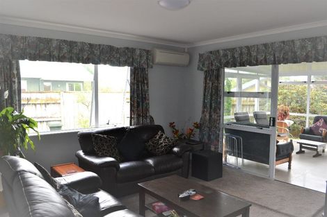 Photo of property in 33 Abby Road, Fitzherbert, Palmerston North, 4410