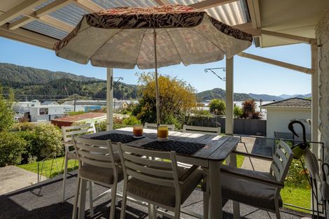 Photo of property in 23 Broadway, Picton, 7220