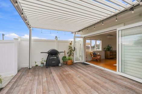 Photo of property in 1/77 Birkdale Road, Birkdale, Auckland, 0626