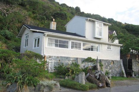 Photo of property in 86 Owhiro Bay Parade, Owhiro Bay, Wellington, 6023