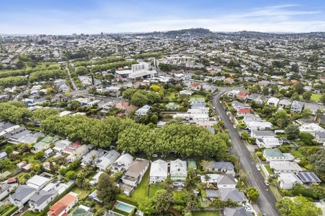 Photo of property in 31 Castle Street, Eltham, 4322