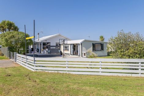 Photo of property in 8 Linklater Avenue, Foxton Beach, Foxton, 4815