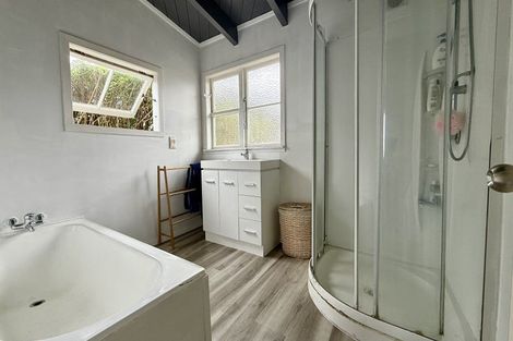 Photo of property in 16 Sea View Road, Leigh, 0985