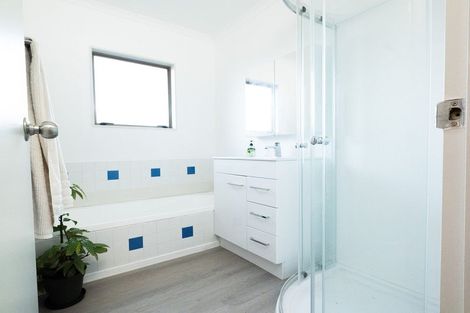 Photo of property in 25 Loughanure Place, Massey, Auckland, 0614