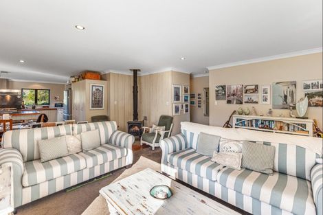 Photo of property in 389 Tararua Road, Levin, 5571