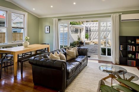 Photo of property in 25 Newman Terrace, Thorndon, Wellington, 6011