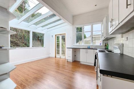 Photo of property in 72 Kelburn Parade, Kelburn, Wellington, 6012