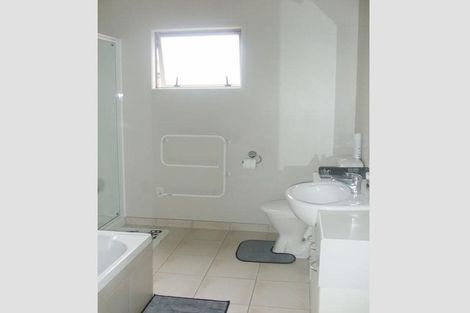 Photo of property in 8b Andover Way, Goodwood Heights, Auckland, 2105