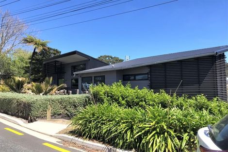 Photo of property in 16 Ridge Lane, New Plymouth, 4310