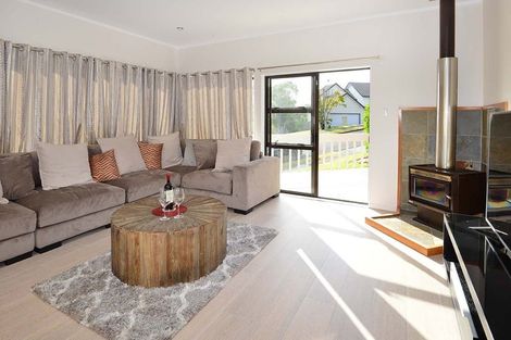 Photo of property in 8 Tenbless Court, Unsworth Heights, Auckland, 0632