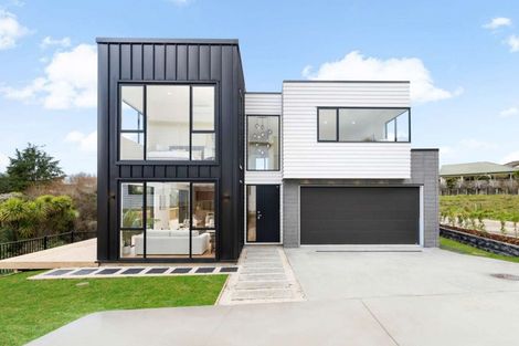 Photo of property in 16 Mcmenamin Place, Fairview Heights, Auckland, 0632