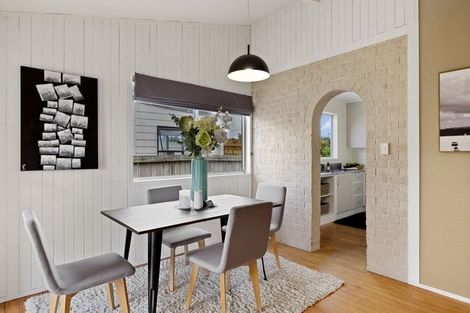 Photo of property in 9 Walton Street, Red Beach, 0932