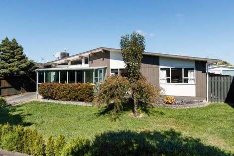 Photo of property in 6 Lyndale Place, Kelvin Grove, Palmerston North, 4414