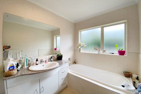 Photo of property in 4 Ballyroney Place, East Tamaki, Auckland, 2013