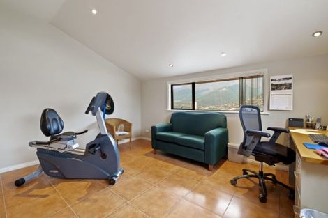 Photo of property in 8 Milward Place, Kelvin Heights, Queenstown, 9300