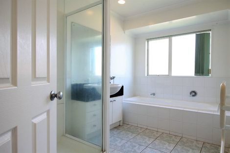 Photo of property in 12 Mellefont Close, East Tamaki Heights, Auckland, 2016