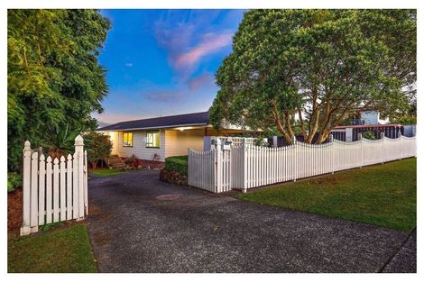Photo of property in 2 Allington Road, Massey, Auckland, 0614