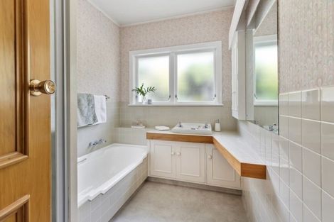 Photo of property in 10 Tai Paku Paku Road, Karaka Bays, Wellington, 6022