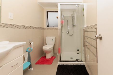 Photo of property in 13 Kearney Place, Massey, Auckland, 0614