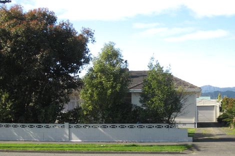 Photo of property in 68 Queenwood Road, Levin, 5510