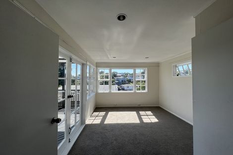Photo of property in 28 Tamahere Drive, Glenfield, Auckland, 0629