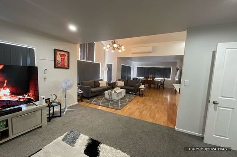 Photo of property in 1/59 Ribbonwood Crescent, Goodwood Heights, Auckland, 2105