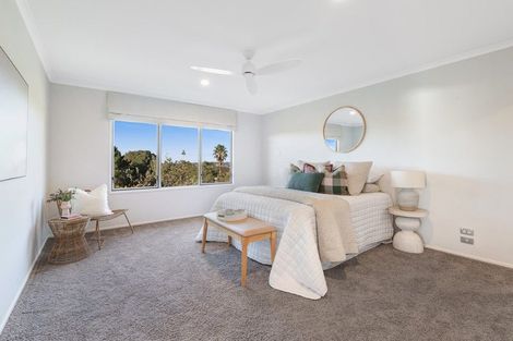 Photo of property in 1/4 Roberts Road, Matakatia, Whangaparaoa, 0930
