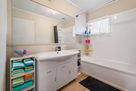 Photo of property in 15 Southview Place, Wattle Downs, Auckland, 2102