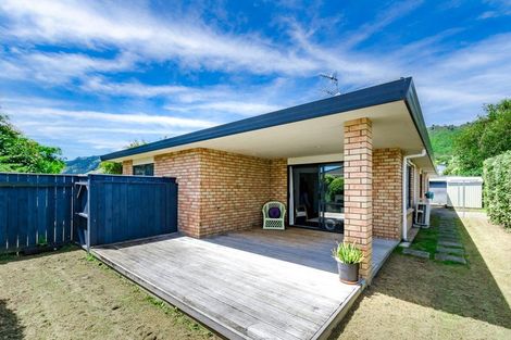 Photo of property in 6 Hemi Street, Waikanae, 5036