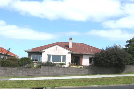Photo of property in 13 Pupuke Road, Birkenhead, Auckland, 0627