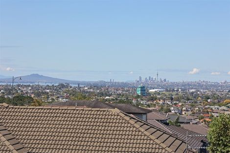 Photo of property in 4 Tasman Avenue, Henderson Valley, Auckland, 0614