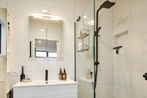 Photo of property in 9 Cromwell Point, Newlands, Wellington, 6037