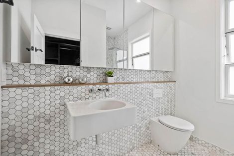 Photo of property in 1/92 East Coast Road, Milford, Auckland, 0620