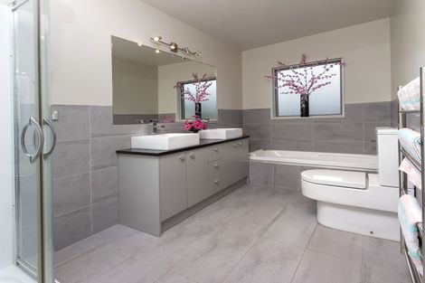 Photo of property in 12 Askerne Drive, Flat Bush, Auckland, 2016