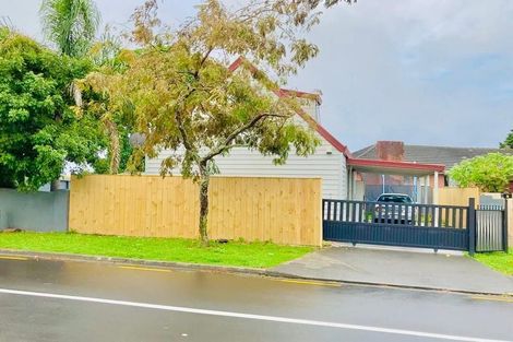 Photo of property in 2 Caspian Close, New Lynn, Auckland, 0600