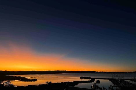 Photo of property in 15 Courtneys, West Harbour, Auckland, 0618