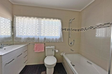 Photo of property in 16 Nerissa Place, Randwick Park, Auckland, 2105