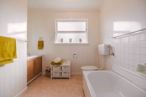 Photo of property in 69 Wikiriwhi Crescent, Awapuni, Palmerston North, 4412