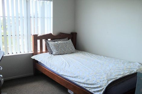 Photo of property in 8a Diosma Place, Botany Downs, Auckland, 2010