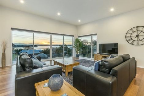 Photo of property in 17 Tindalls Bay Road, Tindalls Beach, Whangaparaoa, 0930