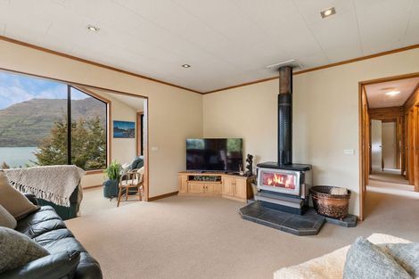 Photo of property in 9 Evergreen Place, Sunshine Bay, Queenstown, 9300