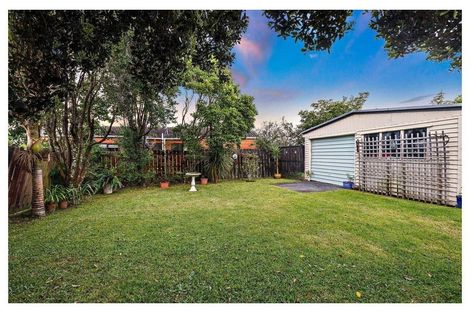 Photo of property in 2 Allington Road, Massey, Auckland, 0614