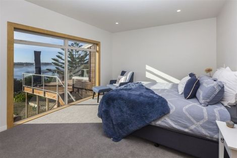Photo of property in 32 The Brae, Mount Pleasant, Christchurch, 8081