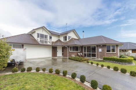 Photo of property in 27 Greenwood Place, Fitzherbert, Palmerston North, 4410