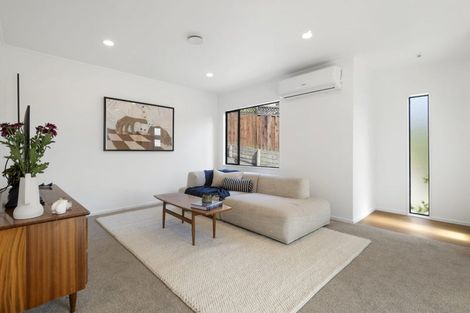 Photo of property in 2/12 Helicon Place, Totara Vale, Auckland, 0629