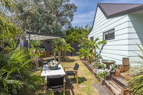 Photo of property in 2 Island View Terrace, Waikanae Beach, Waikanae, 5036
