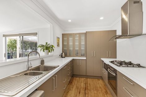 Photo of property in 24 La Rosa Street, Green Bay, Auckland, 0604