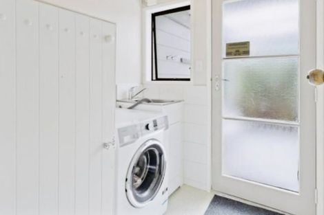 Photo of property in 30 Mannering Place, Hillcrest, Auckland, 0627