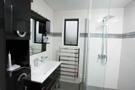 Photo of property in 33 Hobsonville Road, West Harbour, Auckland, 0618